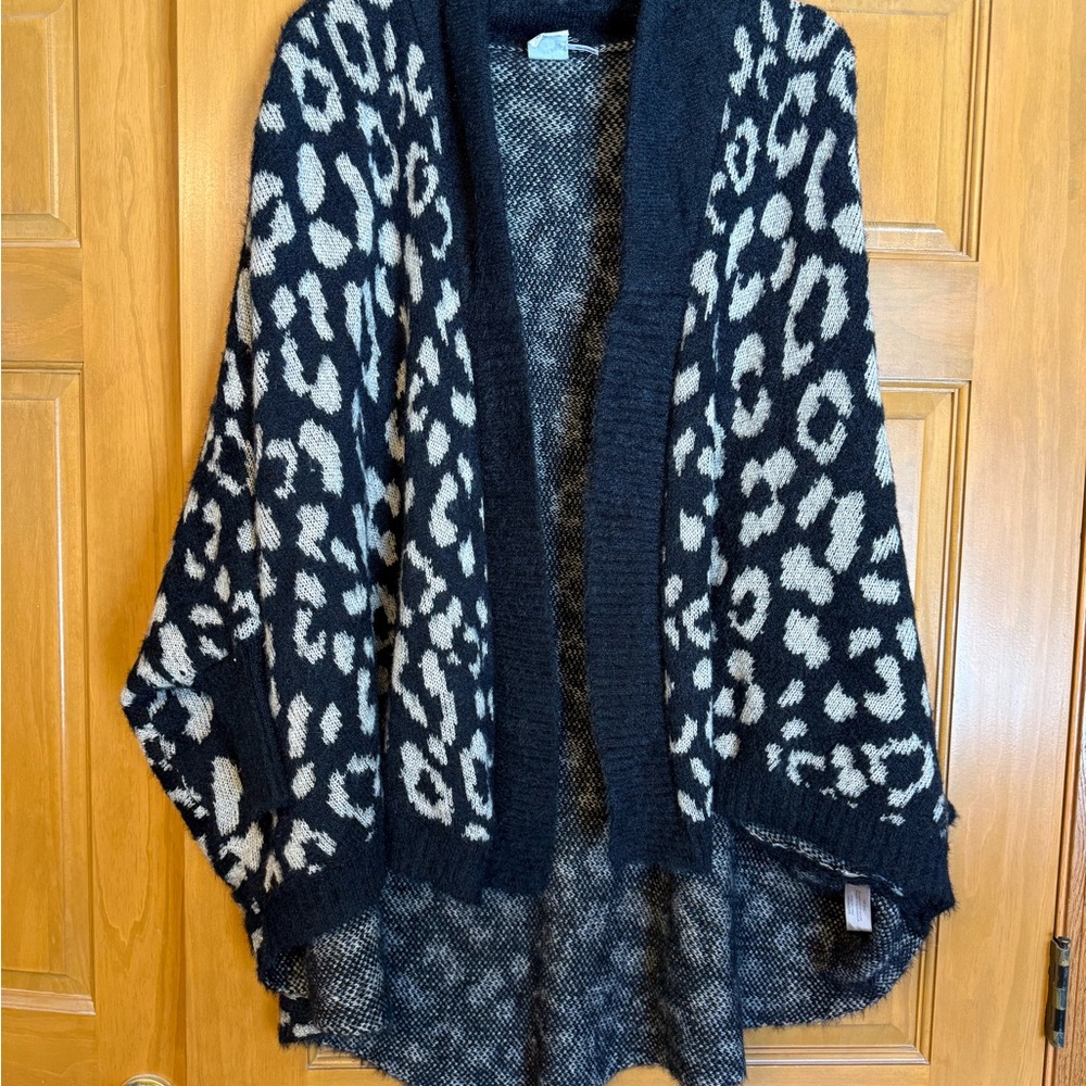 Akemi + Kin (Anthropologie)Elegant Black and White Women's Poncho